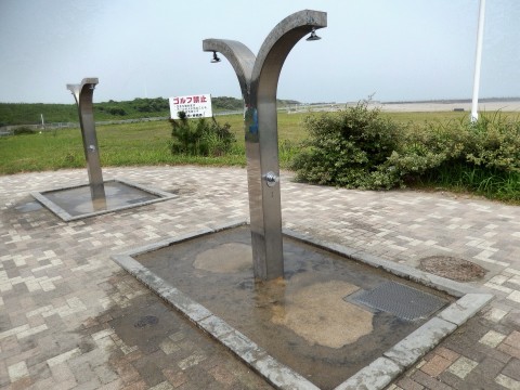 日川浜海水浴場はシャワーも無料。
