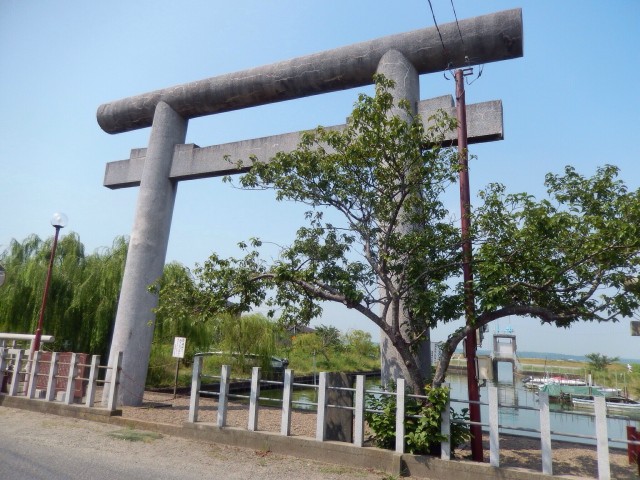 息栖神社の一の鳥居。その両脇にある忍潮井。