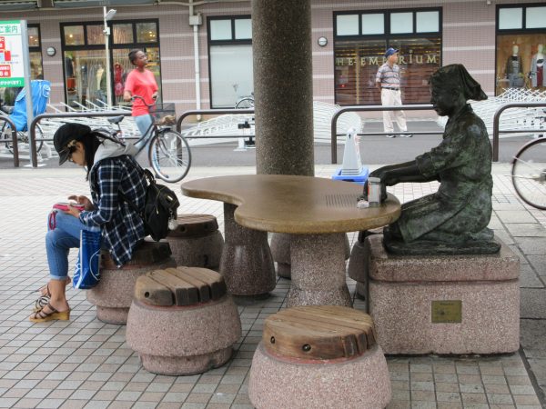草加駅東口にある「おせんさん」の像。
